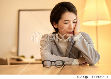目の疲れを感じる女性 114908393