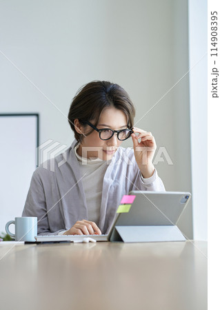 目の疲れを感じる女性 目の疲れを感じる女性 114908395