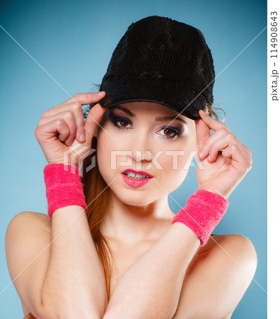 Sporty girl smiling in black baseball cap 114908643