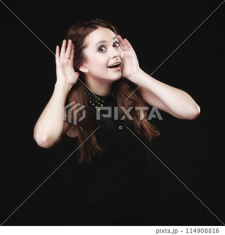 Gossip. Young woman with hands to ear listening 114908816