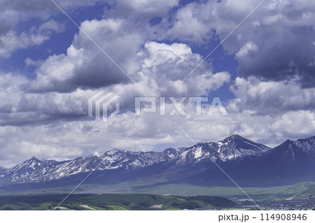 富良野の畑と十勝岳連峰 富良野の畑と十勝岳連峰 114908946