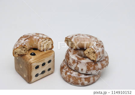 Sweet apples in the form of bagels are covered with icing 114910152