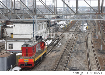 Selective system of electrification of electric trains. Ground contact network and railway tracks 114910221