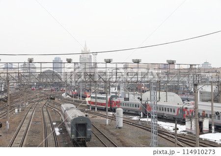 Selective electric train electrification system. Ground contact network 114910273