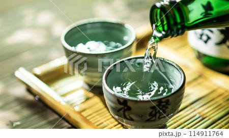 日本酒　お猪口と徳利 114911764