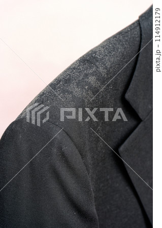 スーツに生えた白カビ 114912179