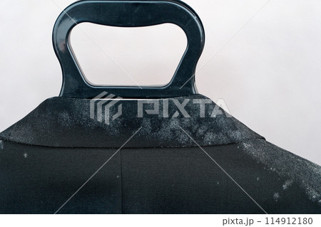 スーツに生えた白カビ 114912180