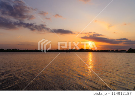 埼玉県戸田市・夕焼け空と彩湖 114912187