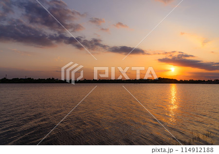 埼玉県戸田市・夕焼け空と彩湖 埼玉県戸田市・夕焼け空と彩湖 114912188