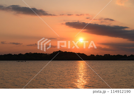 埼玉県戸田市・夕焼け空と彩湖 埼玉県戸田市・夕焼け空と彩湖 114912190