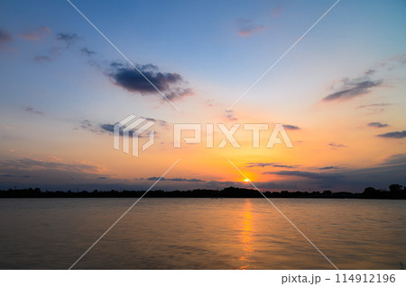 埼玉県戸田市・夕焼け空と彩湖 114912196