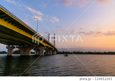 埼玉県戸田市・夕暮れの彩湖にかかる幸魂大橋の絶景 埼玉県戸田市・夕暮れの彩湖にかかる幸魂大橋の絶景 114912201
