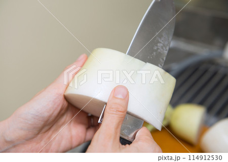 大根の皮を剥く 114912530