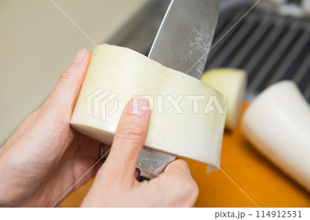 大根の皮を剥く 114912531