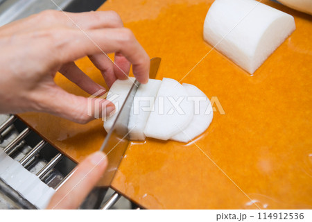 大根を切る 114912536