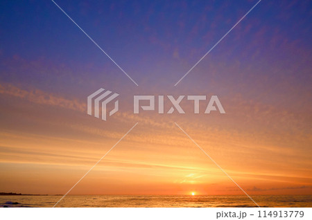 水平線からの朝日　5月下旬　茨城県日立市 114913779