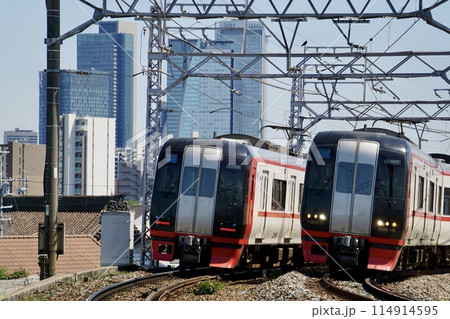 名鉄名古屋本線を走る特急電車と名古屋駅のビル群 114914595
