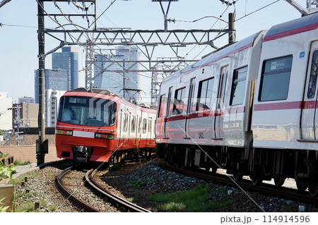 名鉄名古屋本線を走る特急電車と名古屋駅のビル群 名鉄名古屋本線を走る特急電車と名古屋駅のビル群 114914596