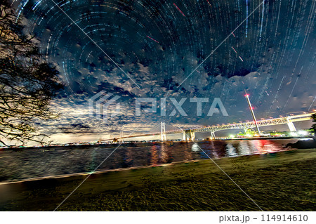 たくさんの星が浮かぶ夜空に映える瀬戸大橋 114914610