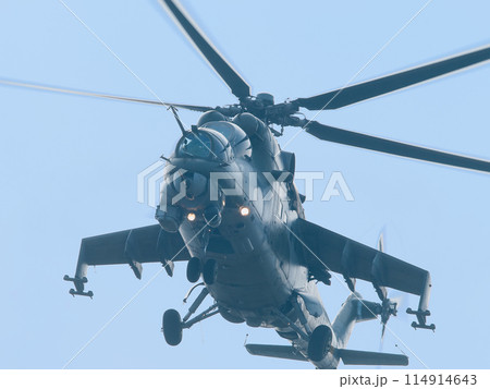 見上げるMi-24ハインド攻撃ヘリコプター 見上げるMi-24ハインド攻撃ヘリコプター 114914643