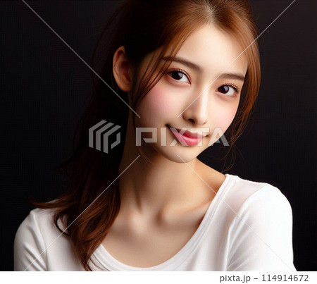 白いTシャツの美女 114914672