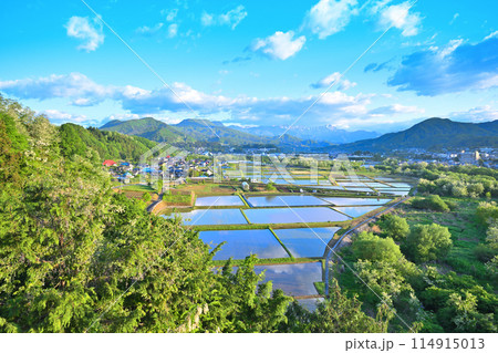 谷川岳 大峰山 山並 月夜野大橋から田園風景 谷川岳 大峰山 山並 月夜野大橋から田園風景 114915013