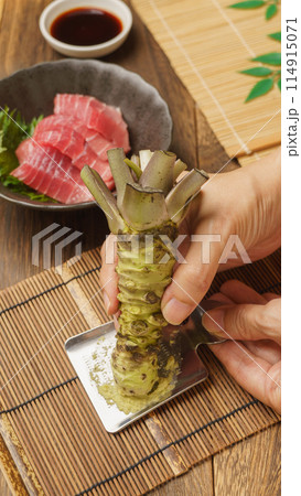 わさび・山葵をおろし金ですりおろす|マグロの刺身とワサビ わさび・山葵をおろし金ですりおろす|マグロの刺身とワサビ 114915071