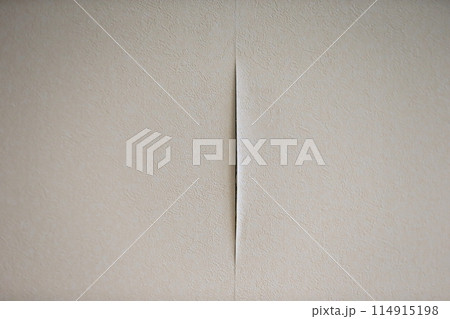 壁紙のジョイント（継ぎ目）の剥がれ 114915198