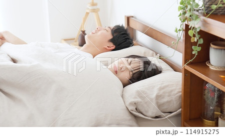 うるさいいびきに眠れない女性 114915275