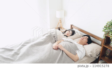 旦那の無呼吸を心配する女性 旦那の無呼吸を心配する女性 114915278