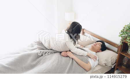 旦那の無呼吸を心配する女性 旦那の無呼吸を心配する女性 114915279
