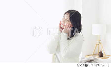 朝、スキンケアをする女性 朝、スキンケアをする女性 114915290