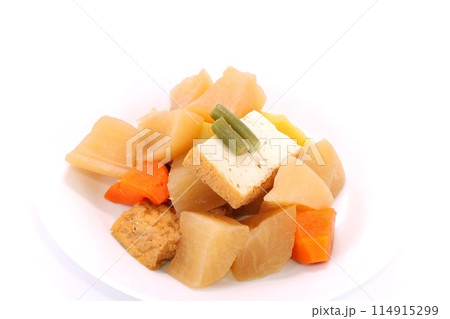 ダイコンと厚揚げの煮物　ニンジン　サツマイモ　明るい背景 114915299