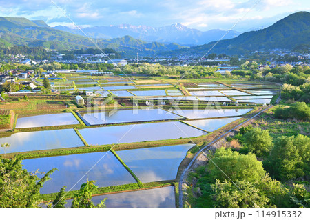 谷川岳 大峰山 山並 月夜野大橋から田園風景 谷川岳 大峰山 山並 月夜野大橋から田園風景 114915332