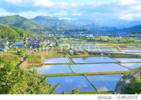 谷川岳　大峰山　山並　月夜野大橋から田園風景　　　 114915333
