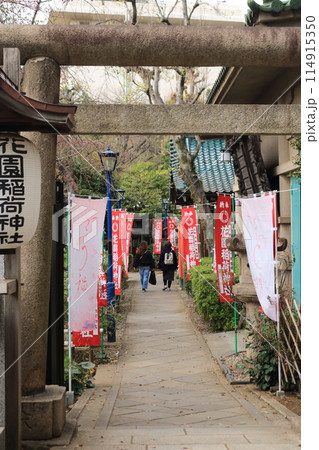 神社へと続く道 神社へと続く道 114915350