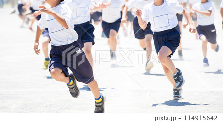 運動会で走る小学生たち 114915642
