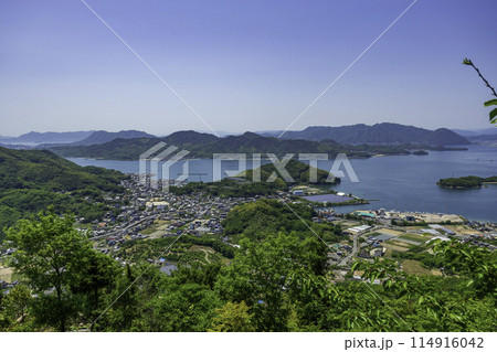 因島　白滝山山頂展望台からの瀬戸内海　因島重井周辺と佐木島　広島県尾道市 114916042