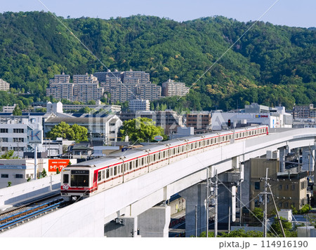 箕面の山をバックに走る北大阪急行電鉄8007F 114916190