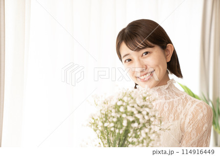 かすみ草を持って微笑む女性 かすみ草を持って微笑む女性 114916449