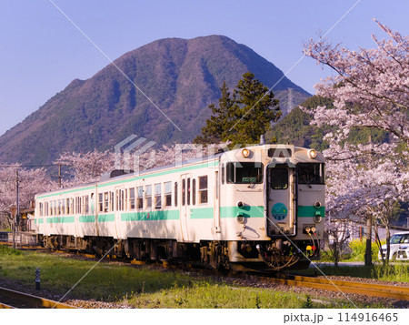 竜ヶ鼻と桜をバックに走る日田彦山線キハ47系特別塗装車 竜ヶ鼻と桜をバックに走る日田彦山線キハ47系特別塗装車 114916465