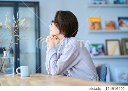 考え事をする女性 114916491