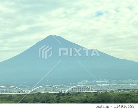 雲を背景にした富士 114916559