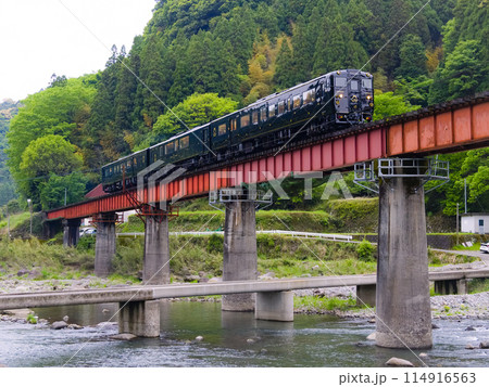 玖珠川を渡る特急かんぱち・いちろく号 玖珠川を渡る特急かんぱち・いちろく号 114916563