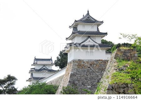 明石城の巽櫓(手前)と奥に坤櫓(横構図)(兵庫県明石市) 114916664