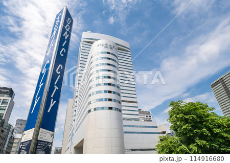 「埼玉県」大宮ソニックシティーと都市風景 114916680