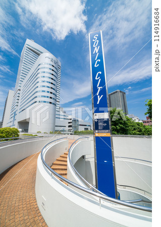 「埼玉県」大宮ソニックシティーと都市風景 114916684