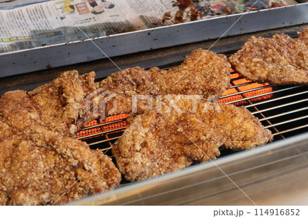 台湾の露店　士林夜市　ジャンボから揚げ 114916852