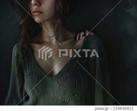 女性の肩を掴む手の心霊写真イメージ 114916911