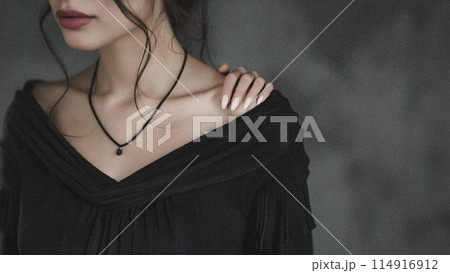 女性の肩を掴む手の心霊写真イメージ 女性の肩を掴む手の心霊写真イメージ 114916912